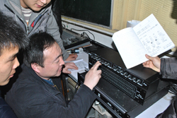 音响师培训网-音响师培训学员在探讨压限器的使用